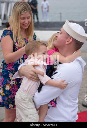 PEARL Harbor, Hawaii (14. Februar 2018) Der Maschinist Mate (nuklearen) 1. Klasse Thomas Bolin, zu den Virginia zugewiesen-Klasse schnell-Angriffs-U-Boot USS Texas (SSN775) und native von Abilene, Texas, Umarmungen seiner Familie auf das U-Boot Pier in Joint Base Pearl Harbor-Hickam, 24.02.14. USS Texas erfolgreich den westlichen Pazifik Einsatz zur Unterstützung der nationalen Sicherheit. (U.S. Marine Stockfoto