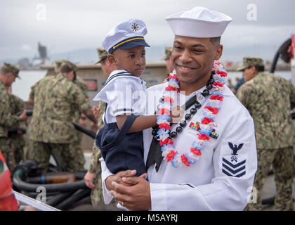 PEARL Harbor, Hawaii (14. Februar 2018) Fachkraft für Lagerlogistik (U-Boot) 1. Klasse Kyle Singleton, der Virginia zugewiesen-Klasse schnell-Angriffs-U-Boot USS Texas (SSN775) und native von Chicago, Illinois, hält seinen Sohn auf dem u-boot Pier in Joint Base Pearl Harbor-Hickam, 24.02.14. USS Texas erfolgreich den westlichen Pazifik Einsatz zur Unterstützung der nationalen Sicherheit. (U.S. Marine Stockfoto