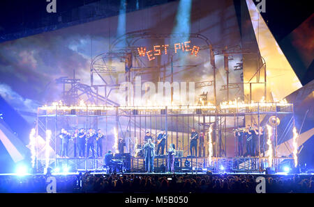 Rag 'n' Bone Mann und Jorja Smith durchführen auf der Bühne während der BRIT Awards 2018 zeigen, in der O2 Arena in London statt. Redaktionelle Verwendung. PRESS ASSOCIATION Foto. Bild Datum: Mittwoch, 21. Februar 2018. Siehe PA Geschichte showbiz Briten. Photo Credit: Victoria Jones/PA-Kabel. Stockfoto