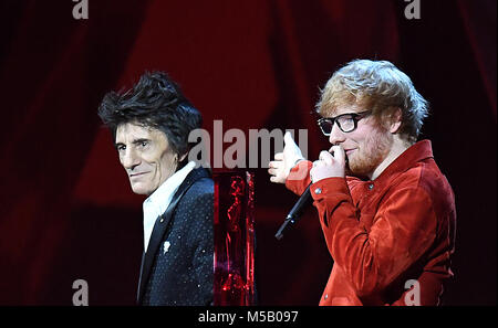 Ronnie Wood präsentiert Ed Sheeran mit der Auszeichnung für globalen Erfolg bei den BRIT Awards 2018 zeigen, in der O2 Arena in London statt. Redaktionelle Verwendung. PRESS ASSOCIATION Foto. Bild Datum: Mittwoch, 21. Februar 2018. Siehe PA Geschichte showbiz Briten. Photo Credit: Victoria Jones/PA-Kabel. Stockfoto