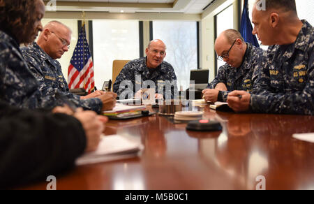 FORT GEORGE G. MEADE, Md (12. Dezember 2017) - Vice Adm. Mike Gilday, Commander US-Flotte Cyber Command/USA 10 Flotte (FCC/C 10 F), erfüllt mit Treffen mit Command Master Chief Dee Allen und Assistant Stabschefs während einer planmäßigen Morgen kurz. Us-Flotte Cyber Befehl dient als Befehl Marine Komponente zu U.S. Strategic Command und US-Cyber-Befehl. Usa 10 Flotte ist der operative Arm der Flotte Cyber Befehl und führt seine Mission durch eine Task force Struktur. (U.S. Marine Stockfoto