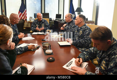 FORT GEORGE G. MEADE, Md (12. Dezember 2017) - Vice Adm. Mike Gilday, Commander US-Flotte Cyber Command/USA 10 Flotte (FCC/C 10 F), erfüllt mit Treffen mit Command Master Chief Dee Allen und Assistant Stabschefs während einer planmäßigen Morgen kurz. Us-Flotte Cyber Befehl dient als Befehl Marine Komponente zu U.S. Strategic Command und US-Cyber-Befehl. Usa 10 Flotte ist der operative Arm der Flotte Cyber Befehl und führt seine Mission durch eine Task force Struktur. (U.S. Marine Stockfoto