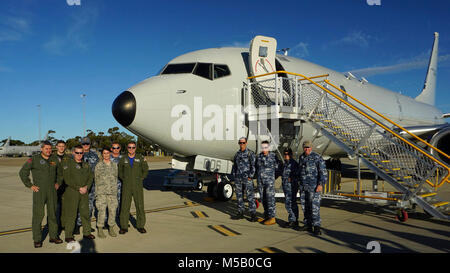 Defense Contract Management Agentur Boeing Seattle lieferte vor kurzem der sechsten P-8A Poseidon Flugzeuge der Royal Australian Air Force, 11 Geschwader, aus Edinburgh, Australien. Die gemeinsame DCMA und RAAF Team flog mehr als 24 Stunden auf einer Reise, die in Seattle begann und endete bei 11 Der raaf Squadron. ( Stockfoto