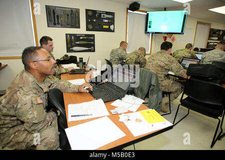 Schüler der 89 B Munition liefern, von der 13 Bataillon gelehrt, 100. (13., 100.) Regiment, die Arbeit an einem Projekt Jan. 16, 2018, am Fort McCoy, Wis., der 13., 100. Ist ein ordnance Battalion, die für die Soldaten in der Ordnance Wartung militärischen berufliche Fachrichtung (MOS) Serie Schulung und Ausbildung unterstützen. Die Einheit, die im Rahmen der 3 Feuerwehr ausgerichtet, 94th Division des 80 Ausbildung Befehl, hat am Fort McCoy seit etwa 1995. (U.S. Armee Stockfoto