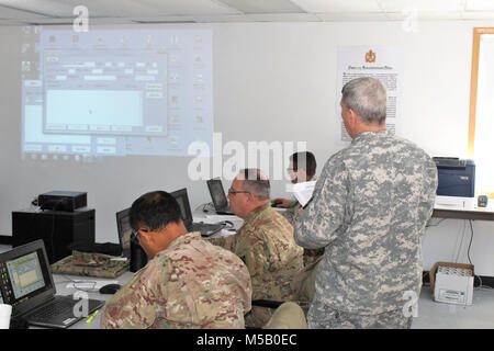 Studenten und Dozenten ein Projekt in der 89 B Advanced Leader Kurs, ein Kurs unterrichtet durch die 13 Bataillon, 100 Regiment, Jan. 16, 2018, am Fort McCoy, Wis., der 13., 100. Ist ein ordnance Battalion, die für die Soldaten in der Ordnance Wartung militärischen berufliche Specialty Serie Schulung und Ausbildung unterstützen. Die Einheit, die im Rahmen der 3 Feuerwehr ausgerichtet, 94th Division des 80 Ausbildung Befehl, hat am Fort McCoy seit etwa 1995. (U.S. Armee Stockfoto