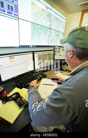 Bereichsschaltung Techniker Mark Rücksprache mit der Direktion der Pläne, Ausbildung, Mobilisierung und Sicherheit arbeitet am Feuer Schreibtisch am 31.01.16, 2018, am Fort McCoy, Wis. Der Schreibtisch betreibt die Kommunikation mit Einheiten, die mit Hilfe der Strecke Komplex sowie Bereich Wartung und anderen Personals über 46.000 Hektar Ausbildung Bereiche auf Fort McCoy. (U.S. Armee Stockfoto