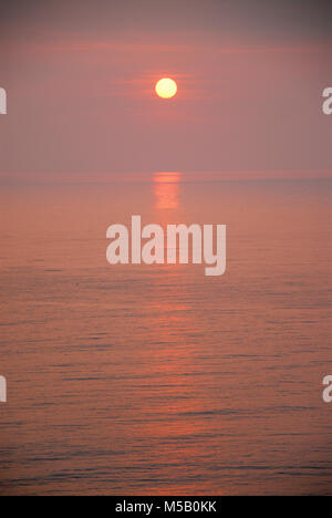 Die Lyme Bay, Dorset. 21. Februar 2018 - ein wunderschöner Sonnenuntergang über die Lyme Bay, von der Isle of Portland in Dorset Credit gesehen: stuart Hartmut Ost/Alamy leben Nachrichten Stockfoto