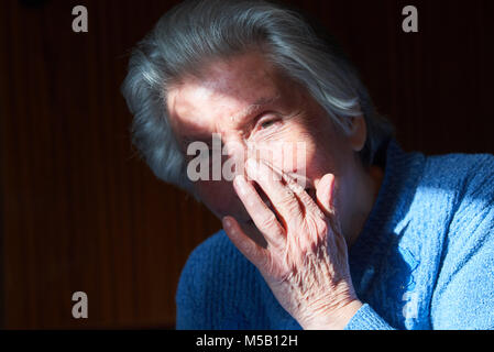 15. Februar 2018, Berlin: Vera Friedlaender, einer der Überlebenden der Nazis "Fabrikaktion" (ab Werk) vor 75 Jahren, sitzt in ihrem Wohnzimmer. Die alomst 90-jährige überlebt Zwangsarbeit der Nazis, wurde Professor und ist gegen Rechtsextremismus beteiligt. Foto: Annette Riedl/dpa Stockfoto