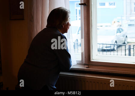 15. Februar 2018, Berlin: Vera Friedlaender, einer der Überlebenden der Nazis "Fabrikaktion" (ab Werk) vor 75 Jahren, sitzt in ihrem Wohnzimmer. Die alomst 90-jährige überlebt Zwangsarbeit der Nazis, wurde Professor und ist gegen Rechtsextremismus beteiligt. Foto: Annette Riedl/dpa Stockfoto