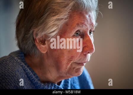 15. Februar 2018, Berlin: Vera Friedlaender, einer der Überlebenden der Nazis "Fabrikaktion" (ab Werk) vor 75 Jahren, sitzt in ihrem Wohnzimmer. Die alomst 90-jährige überlebt Zwangsarbeit der Nazis, wurde Professor und ist gegen Rechtsextremismus beteiligt. Foto: Annette Riedl/dpa Stockfoto