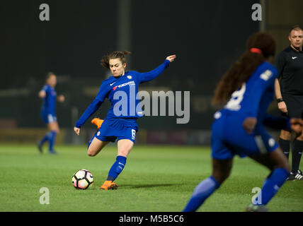 Yeovil, Somerset, UK. 21. Februar 2018, Huish Park, Yeovil, England: Karen CARNEY von Chelsea nimmt einen Freistoß in die WSL-Match zwischen Yeovil Town Damen FC und FC Chelsea Damen, am Huish Park Stadium - Heimat von Yeovil F.C. © David Rebhuhn/Alamy leben Nachrichten Stockfoto