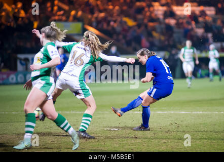 Yeovil, Somerset, UK. 21. Februar 2018, Huish Park, Yeovil, England: Fran Kirby von Chelsea schießt auf Ziel während der WSL Übereinstimmung zwischen Yeovil Town Damen FC und FC Chelsea Damen, am Huish Park Stadium - Heimat von Yeovil F.C. © David Rebhuhn/Alamy leben Nachrichten Stockfoto