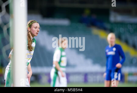 Yeovil, Somerset, UK. 21. Februar 2018, Huish Park, Yeovil, England: Bug Jackson von Yeovil verteidigt die in der Nähe von Post während der WSL Übereinstimmung zwischen Yeovil Town Damen FC und FC Chelsea Damen, am Huish Park Stadium - Heimat von Yeovil F.C. © David Rebhuhn/Alamy leben Nachrichten Stockfoto