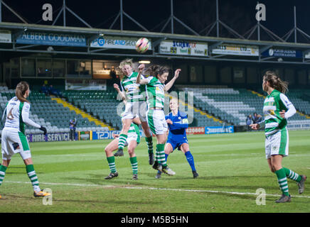 Yeovil, Somerset, UK. 21. Februar 2018, Huish Park, Yeovil, England: Yeovil Spieler für eine Kopfzeile konkurrieren während der WSL Übereinstimmung zwischen Yeovil Town Damen FC und FC Chelsea Damen, am Huish Park Stadium - Heimat von Yeovil F.C. © David Rebhuhn/Alamy leben Nachrichten Stockfoto