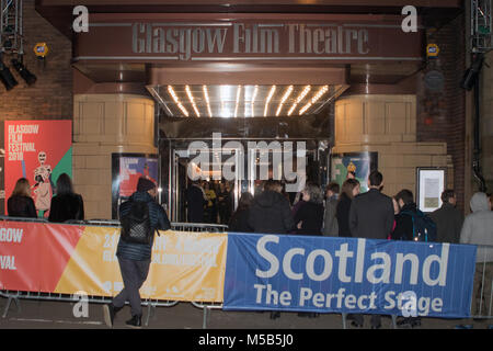 Glasgow, Schottland, Großbritannien. 21. Februar, 2018. Glasgow Film Festival 2018 (GFF) hat an der Glasgow Film Theatre (GFT), an diesem Abend geöffnet, mit einem Screening von Isle of Dogs. Dies war der UK premiere des Animationsfilms, die von Jeremy Dawson hergestellt wurde. Jeremy besucht neben VisitScotland's 'Ambassadog", George. Das Publikum inklusive Lord Provost Eva Bolander und Schauspieler, Jonathan Watson. GFF läuft noch bis zum 4. März, 2018. Iain McGuinness/Alamy leben Nachrichten Stockfoto