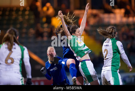 Yeovil, Somerset, UK. 21. Februar 2018, Huish Park, Yeovil, England: Nicola Cousins von Yeovil Herausforderungen für die Kugel während der WSL Übereinstimmung zwischen Yeovil Town Damen FC und FC Chelsea Damen, am Huish Park Stadium - Heimat von Yeovil F.C. © David Rebhuhn/Alamy leben Nachrichten Stockfoto