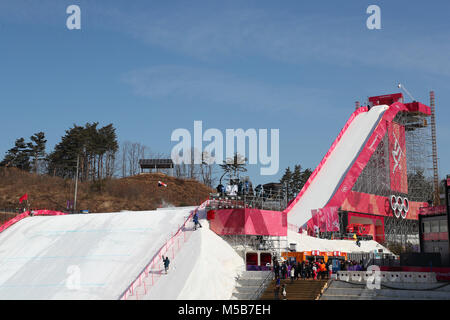 Pyeongchang, Südkorea. 21 Feb, 2018. Allgemeine Ansicht Snowboarden: Männer Big Air Qualifikation Alpensia Skispringen Zentrum während des PyeongChang 2018 Olympic Winter Games in Pyeongchang, Südkorea. Credit: YUTAKA/LBA SPORT/Alamy leben Nachrichten Stockfoto