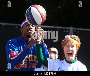 Los Angeles, USA. 21 Feb, 2018. Die weltberühmten Harlem Globetrotter 'Eimer' Blakes (L) interagiert mit Schule Prinzip Debbi David St. James' Bischöfliche Schule in Los Angeles, USA, Nov. 21, 2018. Credit: Zhao Hanrong/Xinhua/Alamy leben Nachrichten Stockfoto