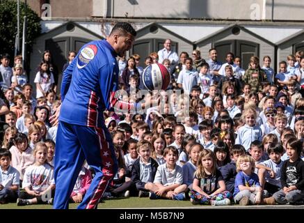 Los Angeles, USA. 21 Feb, 2018. Die weltberühmten Harlem Globetrotter "El Gato" Melendez interagiert mit Studenten in St. James' Bischöfliche Schule in Los Angeles, USA, Nov. 21, 2018. Credit: Zhao Hanrong/Xinhua/Alamy leben Nachrichten Stockfoto