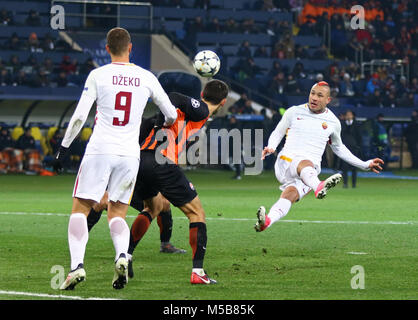 Charkow, Ukraine. 21. Februar, 2018. Radja Nainggolan der AS Roma (R) tritt eine Kugel während der UEFA Champions League Runde 16 Spiel gegen Shakhtar Donetsk an OSK Metalist Stadion in Charkow, Ukraine. Credit: Oleksandr Prykhodko/Alamy leben Nachrichten Stockfoto