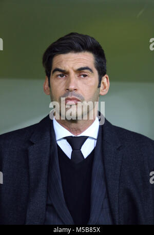 Charkow, Ukraine. 21. Februar, 2018. Shakhtar Donetsk manager Paulo Fonseca sieht während der UEFA Champions League Runde 16 Spiel gegen AS Roma an OSK Metalist Stadion in Charkow, Ukraine. Credit: Oleksandr Prykhodko/Alamy leben Nachrichten Stockfoto