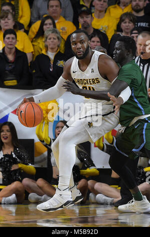 Wichita, Kansas, USA. 21 Feb, 2018. Wichita Zustand Shockers center Shaquille Morris (24) macht eine Bewegung in der Post während der NCAA Basketball Spiel zwischen der Tulane grüne Welle und die Wichita State Shockers an Charles Koch Arena in Wichita, Kansas. Kendall Shaw/CSM/Alamy leben Nachrichten Stockfoto