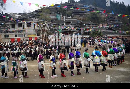 Qiandongnan, China. 21 Feb, 2018. Die Leute von Dong ethnische Gruppe sind während einer volkstümlichen Messe in Rongjiang County gesehen, im Südwesten Chinas Provinz Guizhou, Februar 21, 2018, das Frühlingsfest zu feiern. Credit: Wang Bingzhen/Xinhua/Alamy leben Nachrichten Stockfoto