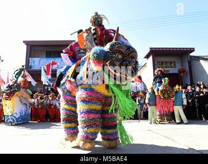 Xuzhou, Provinz Shanxi Chinas. 21 Feb, 2018. Folk Künstler auf Stelzen durchführen, während das chinesische Mondjahr Urlaub im Qinghe Township von Xuzhou City, im Norden der chinesischen Provinz Shanxi, Jan. 21, 2018. Die traditionelle "Tier Stelzen" Leistung umfasst zwei stelzenläufer Tanz, wie sie das Outfit tragen die Männer reiten ein Tier. Credit: Li Lujian/Xinhua/Alamy leben Nachrichten Stockfoto