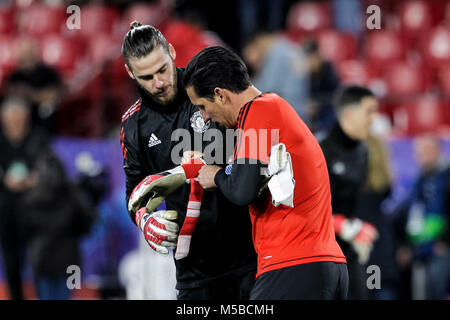 Sevilla, Spanien. 21. Februar 2018, Ramon Sanchez Pizjuan, Sevilla, Spanien; UEFA Champions League Fußball, Umlauf von 16, 1 Bein, Sevilla gegen Manchester United, Manchester United Torwart David De Gea auf seine Handschuhe Credit: UKKO Images/Alamy leben Nachrichten Stockfoto