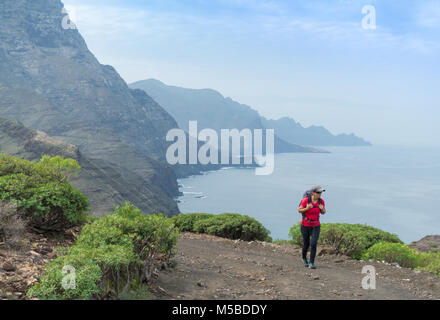 Weibliche Wanderer starten Der Spaziergang von Agaete zu tamadaba an der zerklüfteten Nordwestküste von Gran Canaria, Kanarische Inseln, Spanien Stockfoto