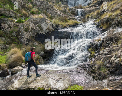 Weibliche Wanderung in der Nähe von Mountain Wasserfall im Parque Natural de Tamadaba an der zerklüfteten Nordwestküste von Gran Canaria, Kanarische Inseln, Spanien Stockfoto