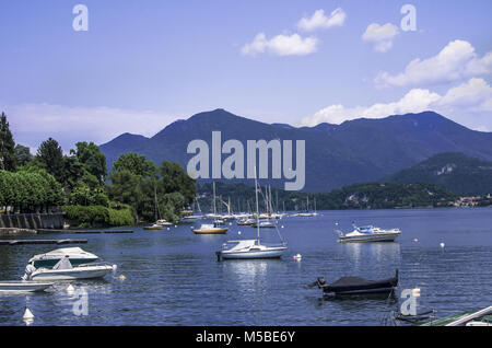 Segelboote günstig in einem reizvollen Ort am Lago Maggiore, Italien Stockfoto