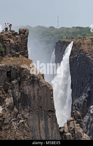 Touristen an der Victoria Falls, Simbabwe, Sambia, Afrika Stockfoto