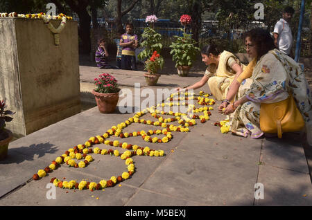 Kolkata, Indien. 21 Feb, 2018. Indische Frauen zahlt floral Tribut an Marty Denkmal anlässlich internationaler Tag Sprache. Leute zahlen blumig Tribut an Marty Denkmal anlässlich der Internationalen Mutter Sprache Tag. Credit: Saikat Paul/Pacific Press/Alamy leben Nachrichten Stockfoto