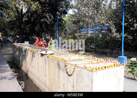 Kolkata, Indien. 21 Feb, 2018. Indische Frauen zahlt floral Tribut an Marty Denkmal anlässlich internationaler Tag Sprache. Leute zahlen blumig Tribut an Marty Denkmal anlässlich der Internationalen Mutter Sprache Tag. Credit: Saikat Paul/Pacific Press/Alamy leben Nachrichten Stockfoto