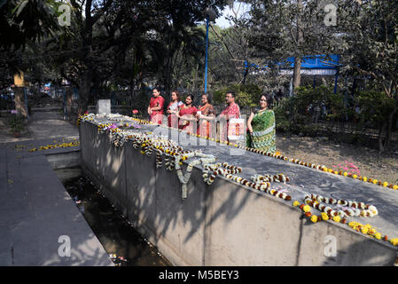 Kolkata, Indien. 21 Feb, 2018. Indische Frauen zahlt floral Tribut an Marty Denkmal anlässlich internationaler Tag Sprache. Leute zahlen blumig Tribut an Marty Denkmal anlässlich der Internationalen Mutter Sprache Tag. Credit: Saikat Paul/Pacific Press/Alamy leben Nachrichten Stockfoto