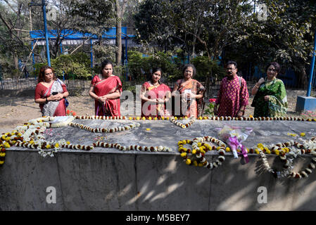 Kolkata, Indien. 21 Feb, 2018. Indische Frauen zahlt floral Tribut an Marty Denkmal anlässlich internationaler Tag Sprache. Leute zahlen blumig Tribut an Marty Denkmal anlässlich der Internationalen Mutter Sprache Tag. Credit: Saikat Paul/Pacific Press/Alamy leben Nachrichten Stockfoto