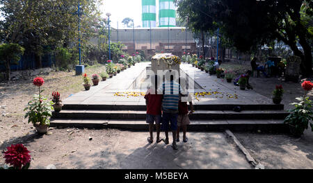 Kolkata, Indien. 21 Feb, 2018. Kinder stehen vor Marty Denkmal anlässlich internationaler Tag Sprache. Leute zahlen blumig Tribut an Marty Denkmal anlässlich der Internationalen Mutter Sprache Tag. Credit: Saikat Paul/Pacific Press/Alamy leben Nachrichten Stockfoto