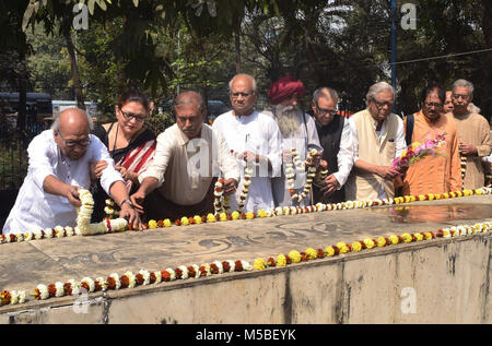 Kolkata, Indien. 21 Feb, 2018. Bengalische Dichter Sankha Ghosh (links) zusammen mit anderen würdigt Marty Denkmal anlässlich internationaler Tag Sprache. Leute zahlen blumig Tribut an Marty Denkmal anlässlich der Internationalen Mutter Sprache Tag. Credit: Saikat Paul/Pacific Press/Alamy leben Nachrichten Stockfoto