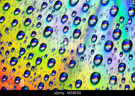 Wassertropfen auf der glänzenden Oberfläche einer DVD. England UK GB Stockfoto