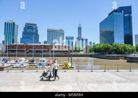 Buenos Aires Argentinien, Puerto Madero, Rio Dique, Wasser, Flussufer, Skyline der Stadt, Gebäude, Hispanic, Frauen, Männer, Kinderwagen, ARG17 Stockfoto