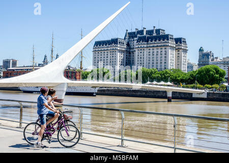 Buenos Aires Argentinien, Puerto Madero, Rio Dique, Wasser, Flussufer, Skyline der Stadt, Puente De La Mujer, Fußgängerhängebrücke entworfen Architekt Stockfoto