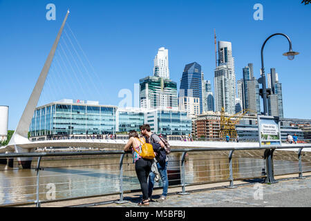 Buenos Aires Argentinien, Puerto Madero, Rio Dique, Wasser, Skyline der Stadt am Fluss, Promenade Puente de La Mujer, Fußgängerbrücke entworfen Stockfoto