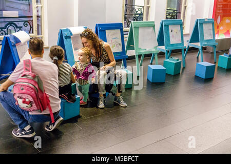 Buenos Aires Argentinien,Centro Cultural Kirchner CCK,Kulturzentrum,innen,Kinder-Aktivität Etage,Zeichnung,Staffeleien,Hispanic,Frau weiblich wom Stockfoto