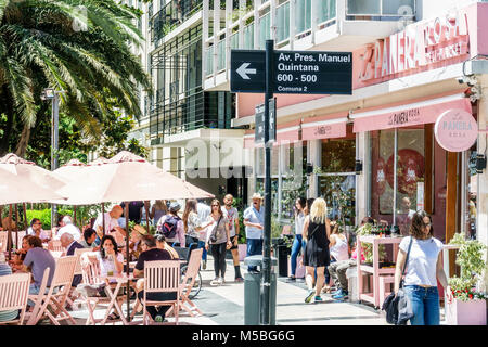 Argentinien Buenos Aires Recoleta La Panera Rosa Deli Market Restaurant, al fresco Tische rosa Regenschirme beschäftigt hispanischen, Stockfoto