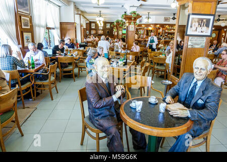 Buenos Aires Argentinien, Recoleta, La Biela Cafe, historisches Café, Restaurant Restaurants Essen Essen Essen Café Cafés, innen, Tische, Statuen, Prominente Gäste Stockfoto