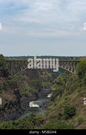 Große Brücke an der Victoria Falls zwischen Sambia und Simbabwe Stockfoto