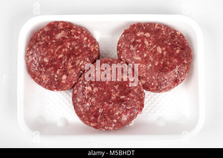 Fach mit rohem Rindfleisch Burger auf weißem Hintergrund Stockfoto