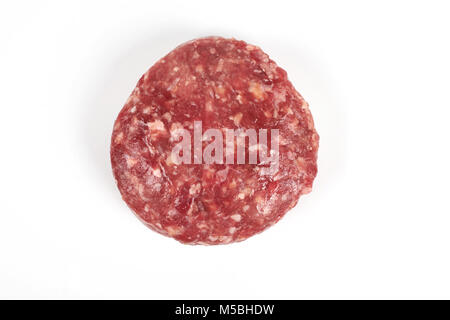 Rohe frische große Beef Burger oder Schnitzel auf weißem Hintergrund Stockfoto