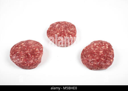 Rohe frische große Beef Burger oder Schnitzel auf weißem Hintergrund Stockfoto
